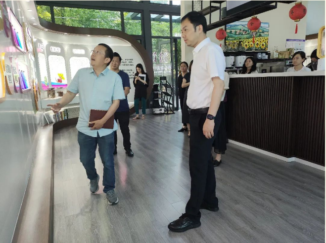 黃石開發(fā)區(qū)管委會副主任、鐵山區(qū)政府副區(qū)長周鍇走訪紫鑫生物調(diào)研“雙千”工作